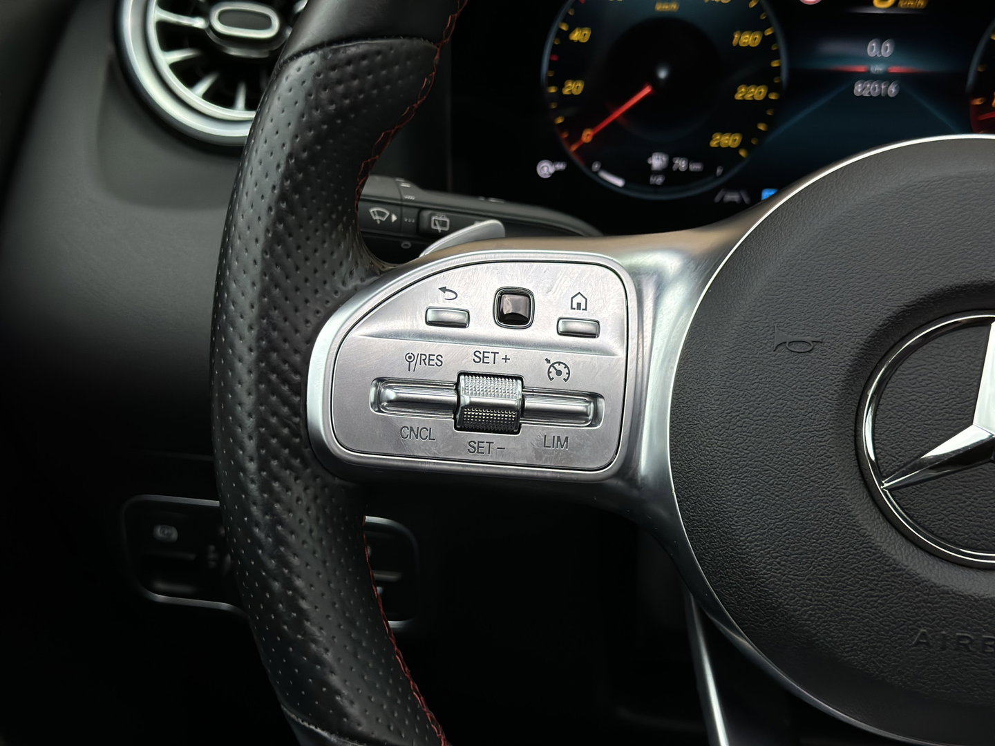 Mercedes-Benz GLA 250 4MATIC AMG Line | Panoramadak | Achteruitrijcamera | Apple Carplay | Android Auto | Sfeerverlichting | Cruise Control | Parkeersensoren | Elektrische Achterklep | Stoelverwarming