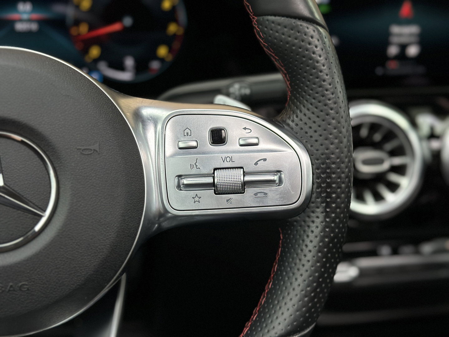 Mercedes-Benz GLA 250 4MATIC AMG Line | Panoramadak | Achteruitrijcamera | Apple Carplay | Android Auto | Sfeerverlichting | Cruise Control | Parkeersensoren | Elektrische Achterklep | Stoelverwarming