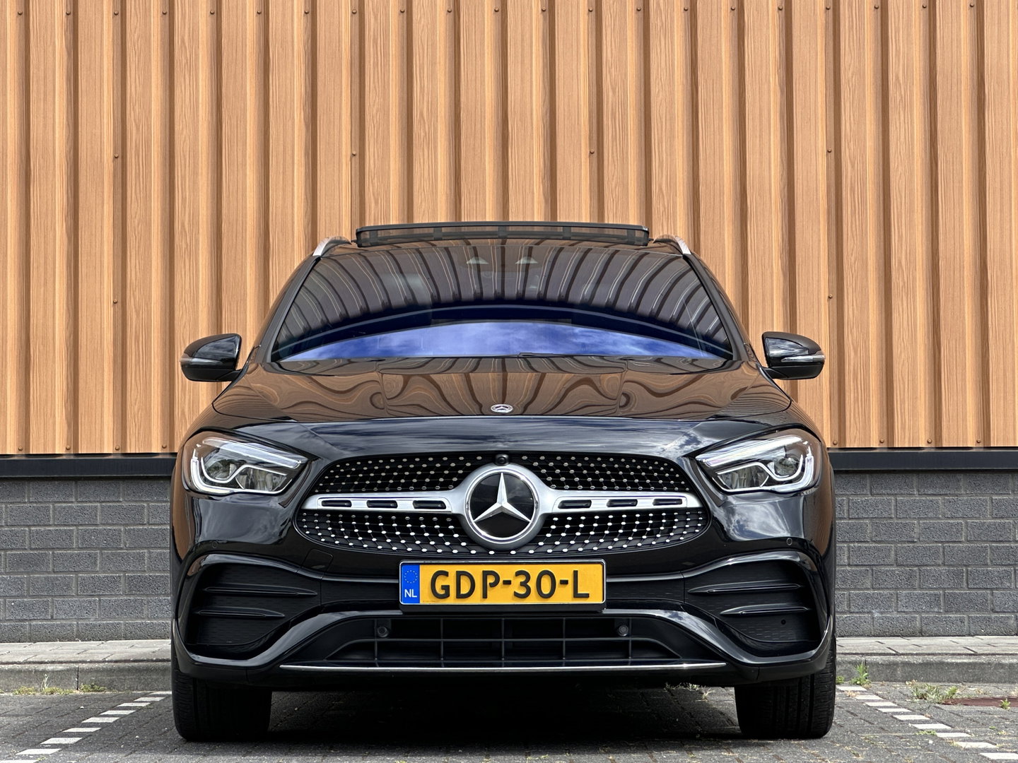 Mercedes-Benz GLA 250 4MATIC AMG Line | Panoramadak | Achteruitrijcamera | Apple Carplay | Android Auto | Sfeerverlichting | Cruise Control | Parkeersensoren | Elektrische Achterklep | Stoelverwarming