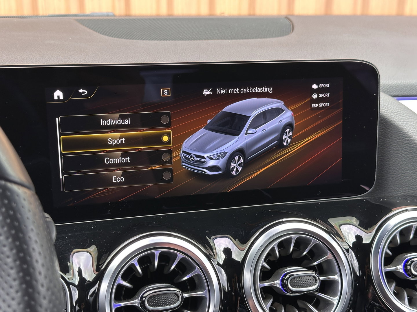 Mercedes-Benz GLA 250 4MATIC AMG Line | Panoramadak | Achteruitrijcamera | Apple Carplay | Android Auto | Sfeerverlichting | Cruise Control | Parkeersensoren | Elektrische Achterklep | Stoelverwarming