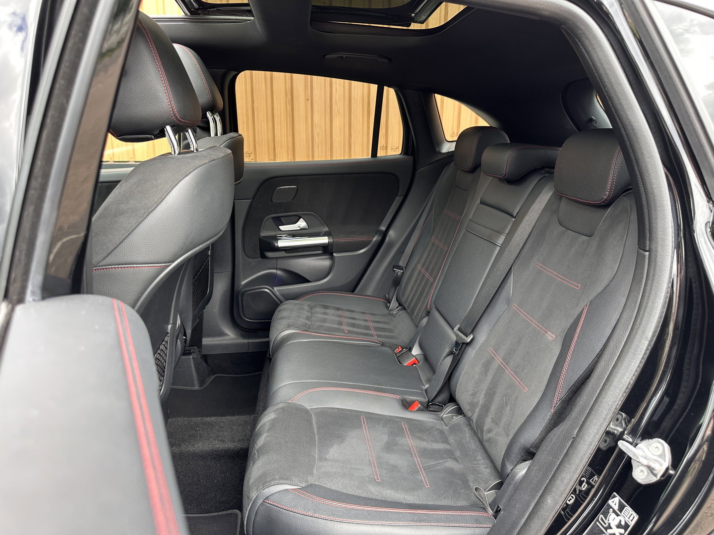 Mercedes-Benz GLA 250 4MATIC AMG Line | Panoramadak | Achteruitrijcamera | Apple Carplay | Android Auto | Sfeerverlichting | Cruise Control | Parkeersensoren | Elektrische Achterklep | Stoelverwarming