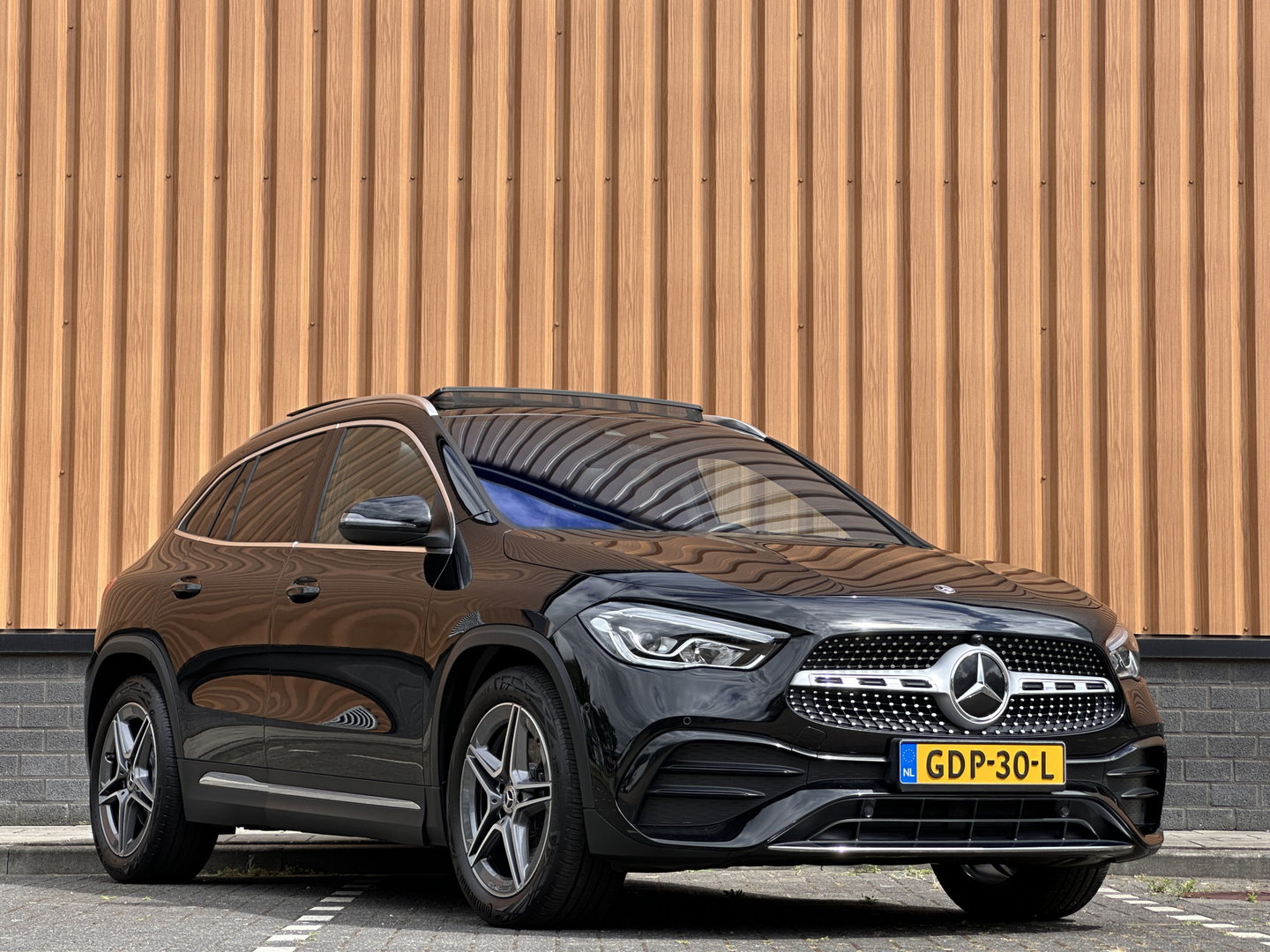 Mercedes-Benz GLA 250 4MATIC AMG Line | Panoramadak | Achteruitrijcamera | Apple Carplay | Android Auto | Sfeerverlichting | Cruise Control | Parkeersensoren | Elektrische Achterklep | Stoelverwarming