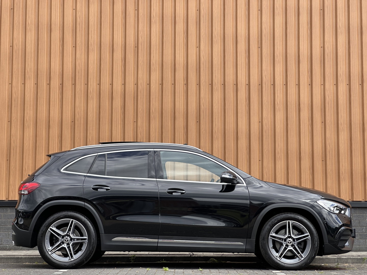 Mercedes-Benz GLA 250 4MATIC AMG Line | Panoramadak | Achteruitrijcamera | Apple Carplay | Android Auto | Sfeerverlichting | Cruise Control | Parkeersensoren | Elektrische Achterklep | Stoelverwarming