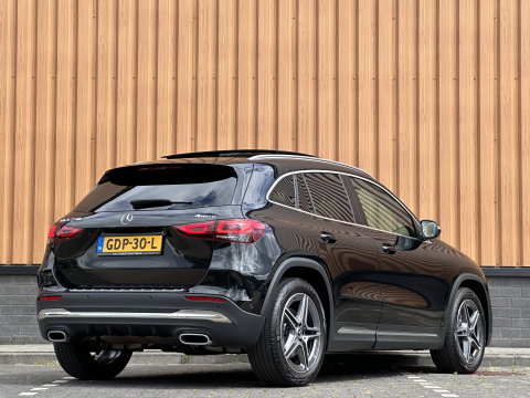 Mercedes-Benz GLA 250 4MATIC AMG Line | Panoramadak | Achteruitrijcamera | Apple Carplay | Android Auto | Sfeerverlichting | Cruise Control | Parkeersensoren | Elektrische Achterklep | Stoelverwarming