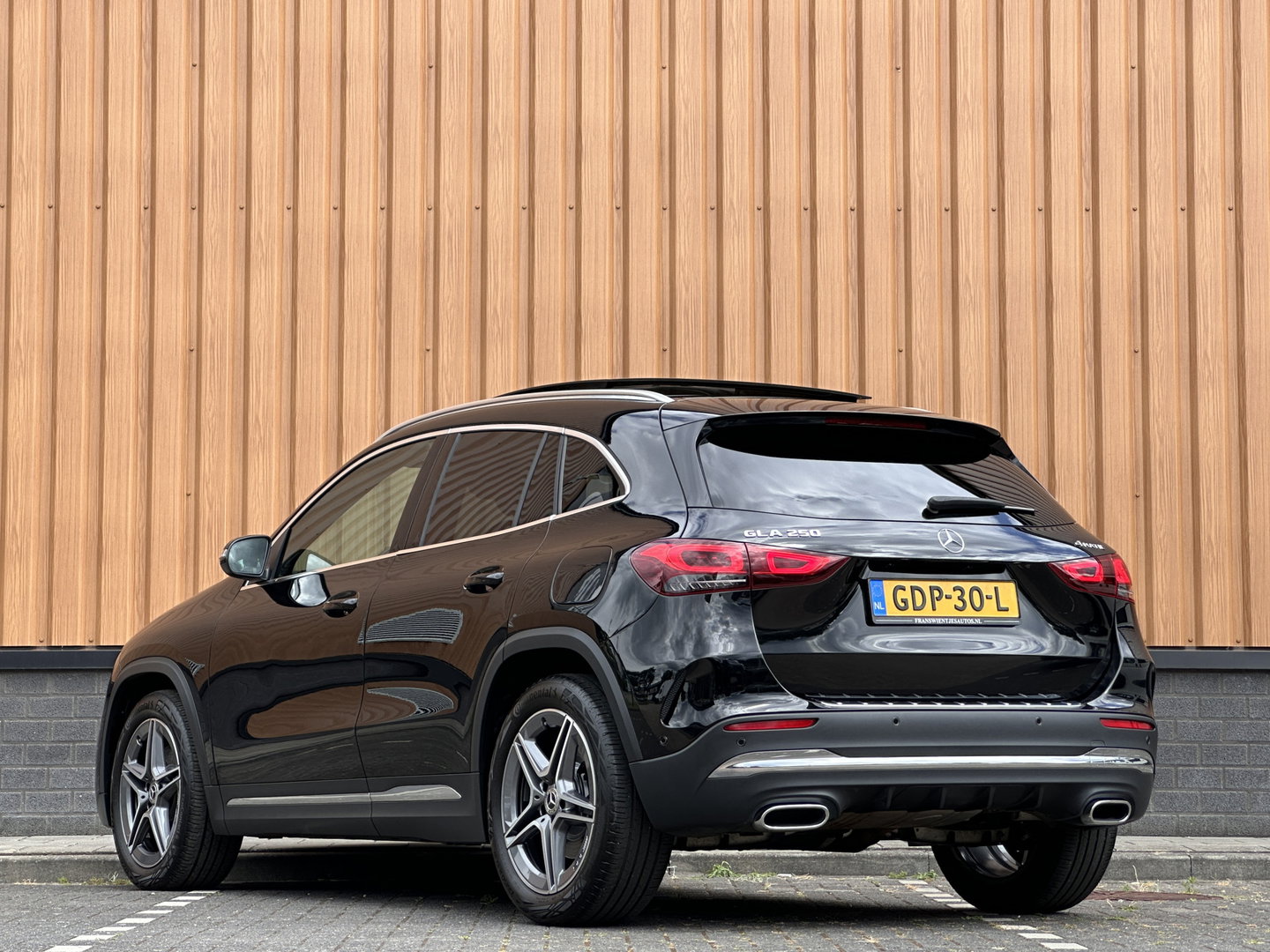 Mercedes-Benz GLA 250 4MATIC AMG Line | Panoramadak | Achteruitrijcamera | Apple Carplay | Android Auto | Sfeerverlichting | Cruise Control | Parkeersensoren | Elektrische Achterklep | Stoelverwarming