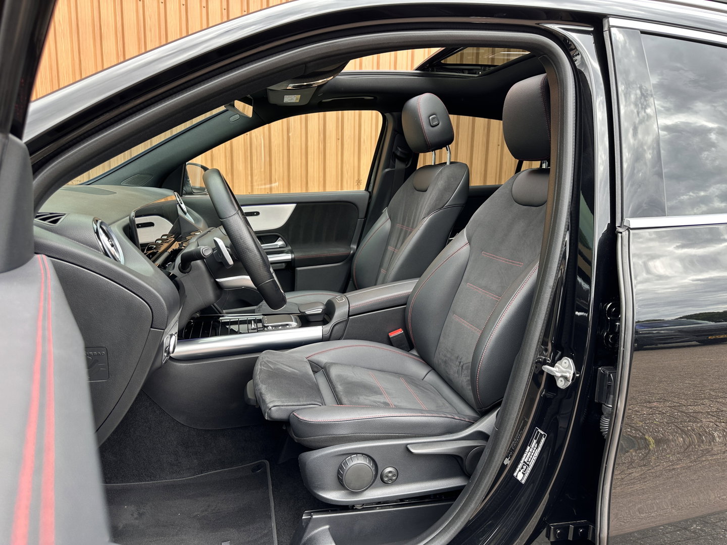 Mercedes-Benz GLA 250 4MATIC AMG Line | Panoramadak | Achteruitrijcamera | Apple Carplay | Android Auto | Sfeerverlichting | Cruise Control | Parkeersensoren | Elektrische Achterklep | Stoelverwarming