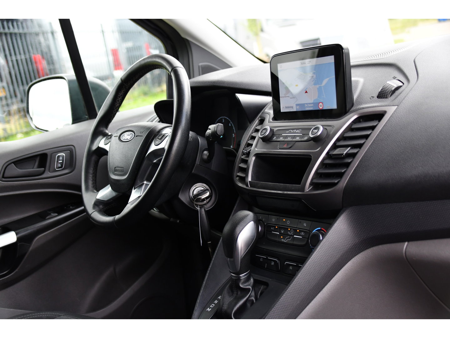 Ford Transit Connect 1.5 EcoBlue L2 Edition Camera, Cruise, Carplay, 100pk, Automaat, Sensoren, Trekhaak, Airco, Multimedia, Navi, Uniek!
