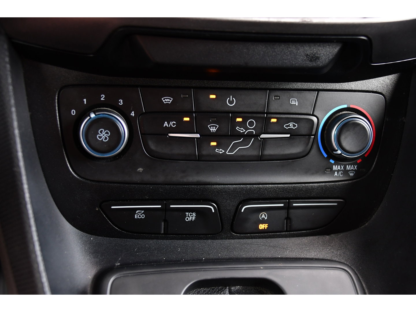 Ford Transit Connect 1.5 EcoBlue L2 Edition Camera, Cruise, Carplay, 100pk, Automaat, Sensoren, Trekhaak, Airco, Multimedia, Navi, Uniek!