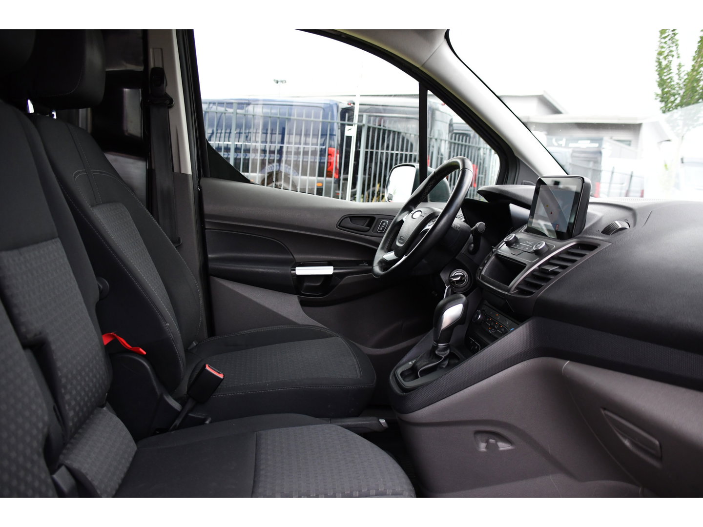 Ford Transit Connect 1.5 EcoBlue L2 Edition Camera, Cruise, Carplay, 100pk, Automaat, Sensoren, Trekhaak, Airco, Multimedia, Navi, Uniek!