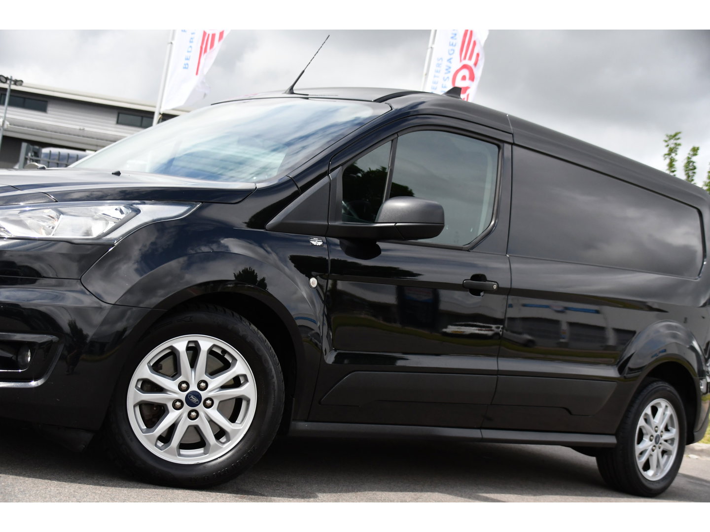 Ford Transit Connect 1.5 EcoBlue L2 Edition Camera, Cruise, Carplay, 100pk, Automaat, Sensoren, Trekhaak, Airco, Multimedia, Navi, Uniek!