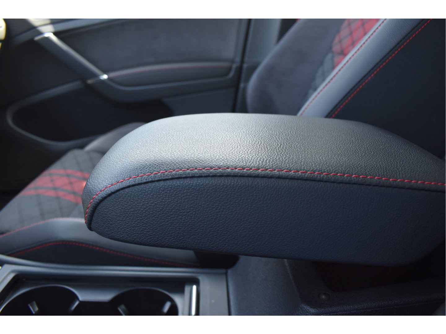 Volkswagen Golf 2.0 TSI GTI TCR Performance Pack Executive 290 pk Nardo Grey | Vol | Keyless | Pano | Camera | Carplay | Adapt.CC | Full LED | Historie