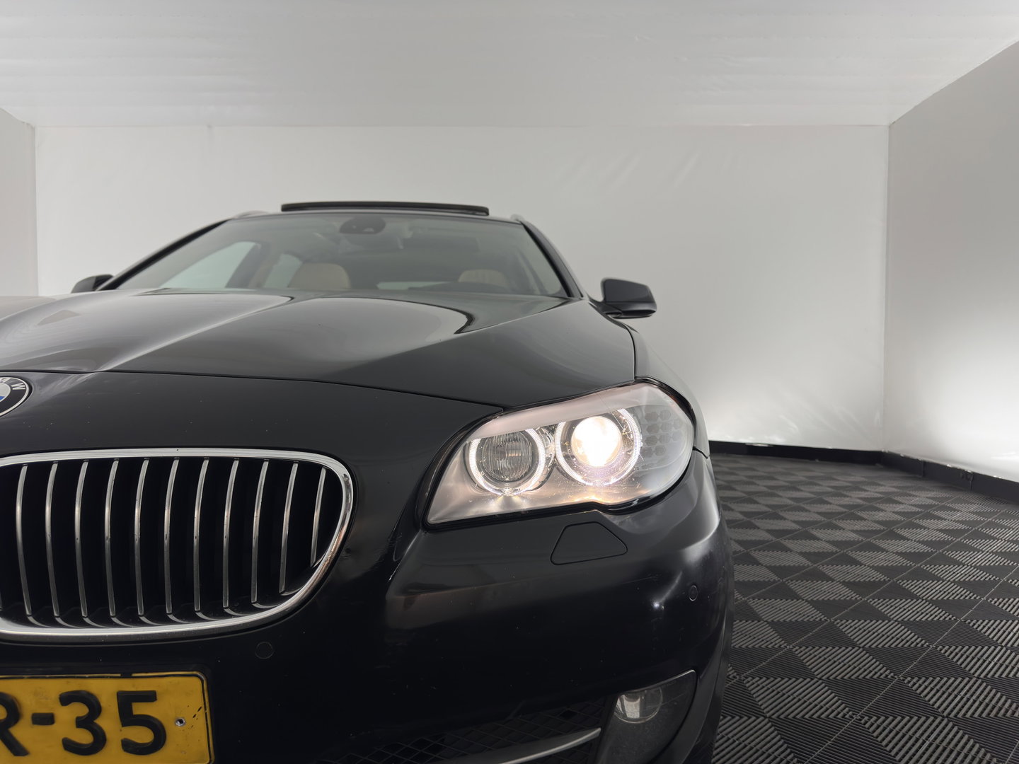 BMW 5 Serie Touring 530d High Executive Aut. *PANO | HEAD-UP | LEATHER | XENON | MEMORY-PACK | BLINDSPOT | HIFI-SOUND | NAVI-FULLMAP | CAMERA | HEATED-COMFORTSEATS | PRIVACY-GLASS | ECC | PDC | CRUISE | 17''ALU*