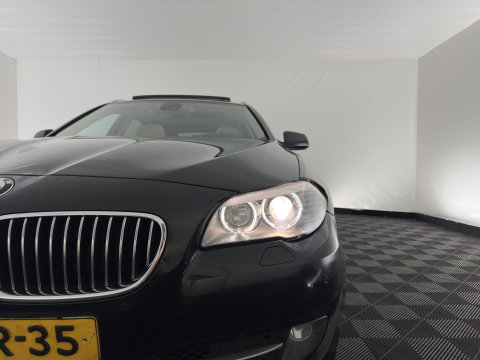 BMW 5 Serie Touring 530d High Executive Aut. *PANO | HEAD-UP | LEATHER | XENON | MEMORY-PACK | BLINDSPOT | HIFI-SOUND | NAVI-FULLMAP | CAMERA | HEATED-COMFORTSEATS | PRIVACY-GLASS | ECC | PDC | CRUISE | 17''ALU*