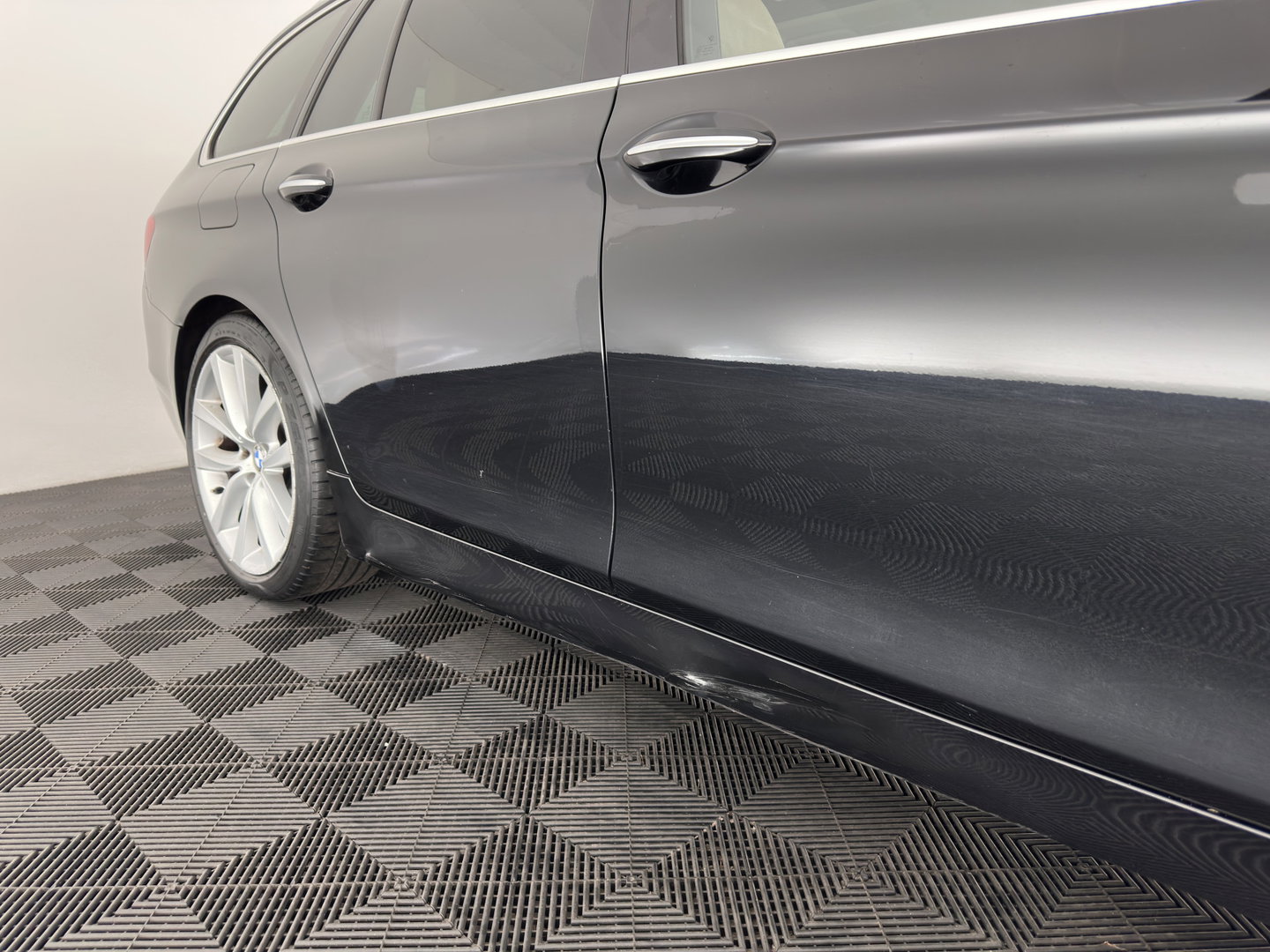 BMW 5 Serie Touring 530d High Executive Aut. *PANO | HEAD-UP | LEATHER | XENON | MEMORY-PACK | BLINDSPOT | HIFI-SOUND | NAVI-FULLMAP | CAMERA | HEATED-COMFORTSEATS | PRIVACY-GLASS | ECC | PDC | CRUISE | 17''ALU*