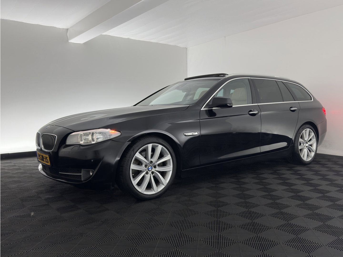 BMW 5 Serie Touring 530d High Executive Aut. *PANO | HEAD-UP | LEATHER | XENON | MEMORY-PACK | BLINDSPOT | HIFI-SOUND | NAVI-FULLMAP | CAMERA | HEATED-COMFORTSEATS | PRIVACY-GLASS | ECC | PDC | CRUISE | 17''ALU*