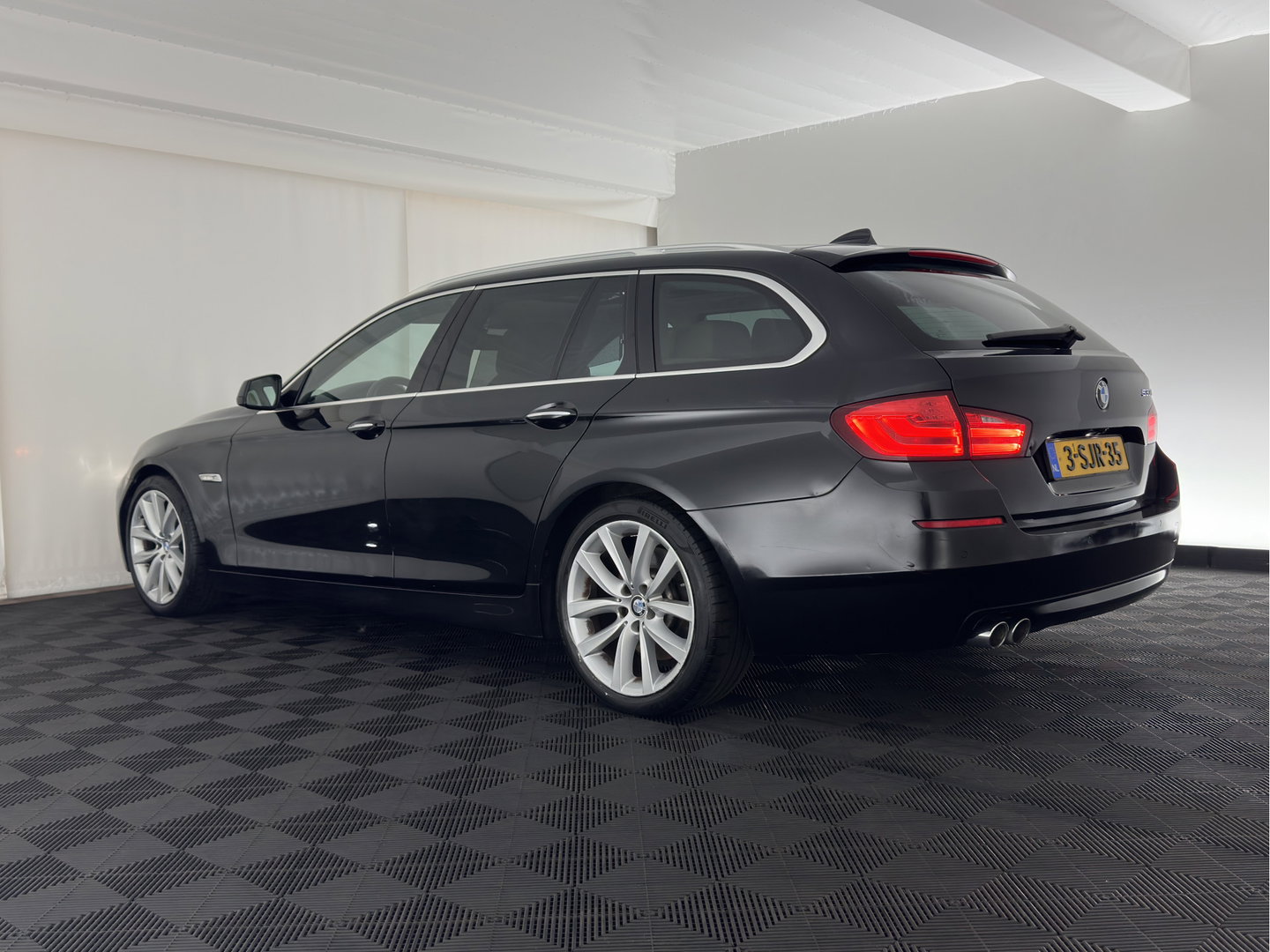 BMW 5 Serie Touring 530d High Executive Aut. *PANO | HEAD-UP | LEATHER | XENON | MEMORY-PACK | BLINDSPOT | HIFI-SOUND | NAVI-FULLMAP | CAMERA | HEATED-COMFORTSEATS | PRIVACY-GLASS | ECC | PDC | CRUISE | 17''ALU*