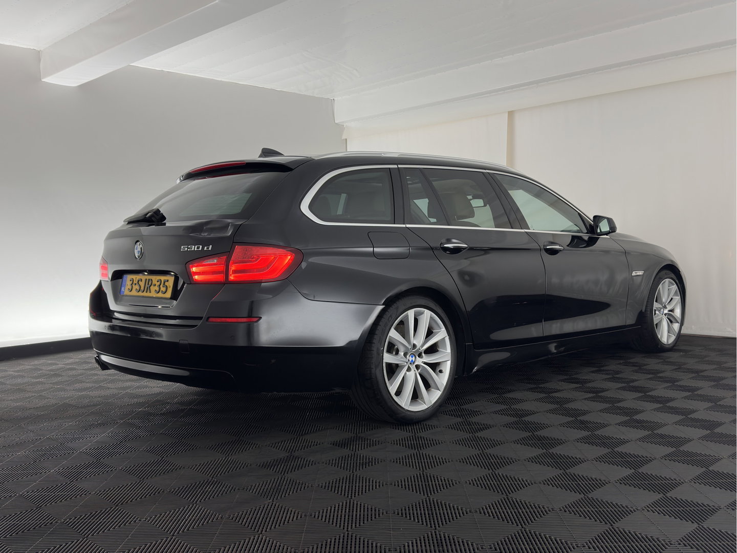 BMW 5 Serie Touring 530d High Executive Aut. *PANO | HEAD-UP | LEATHER | XENON | MEMORY-PACK | BLINDSPOT | HIFI-SOUND | NAVI-FULLMAP | CAMERA | HEATED-COMFORTSEATS | PRIVACY-GLASS | ECC | PDC | CRUISE | 17''ALU*