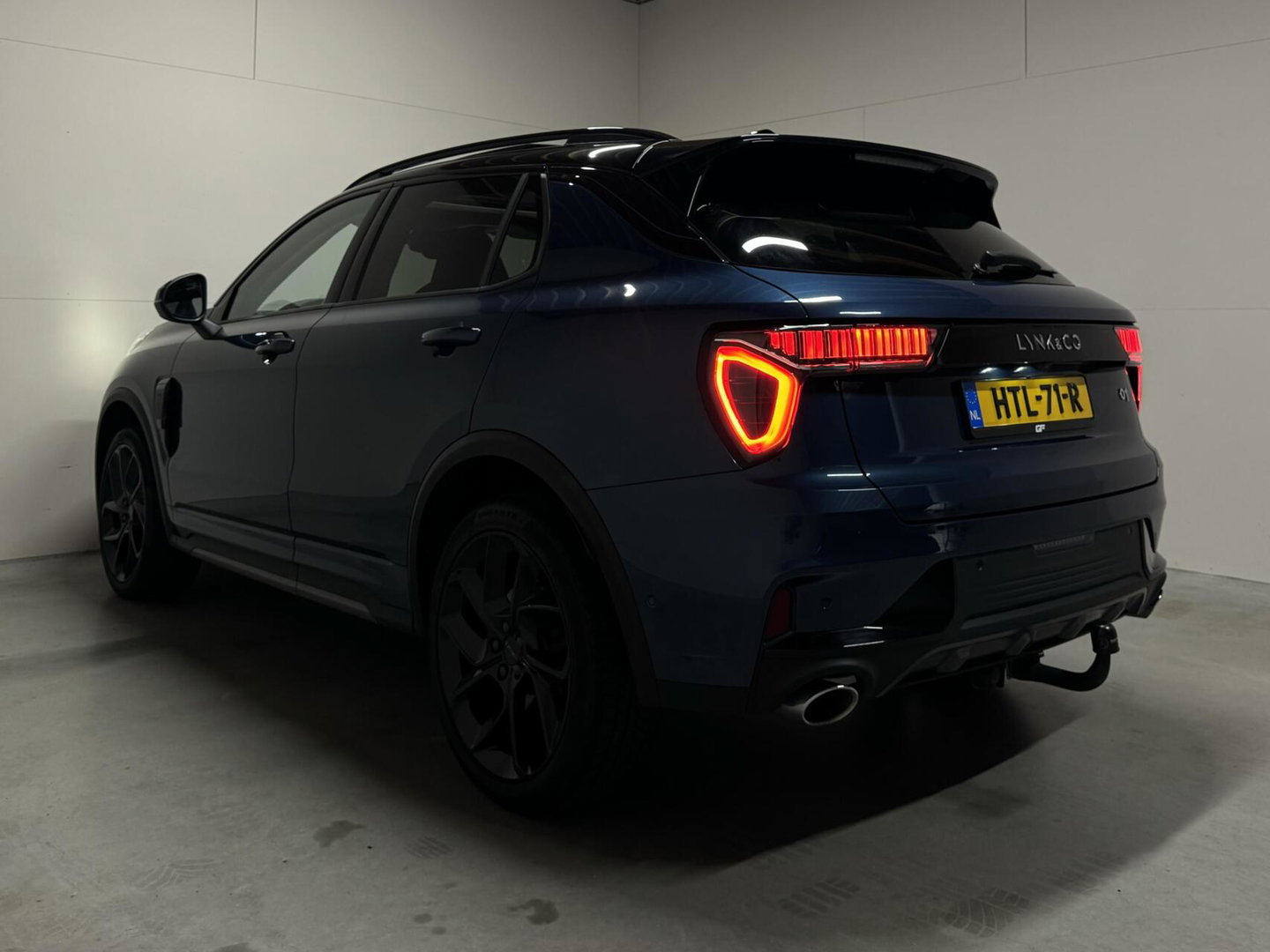 Lynk & Co 01 1.5 Plug-in Black Edition Pano Sfeer. CarPlay 360° Trekh.