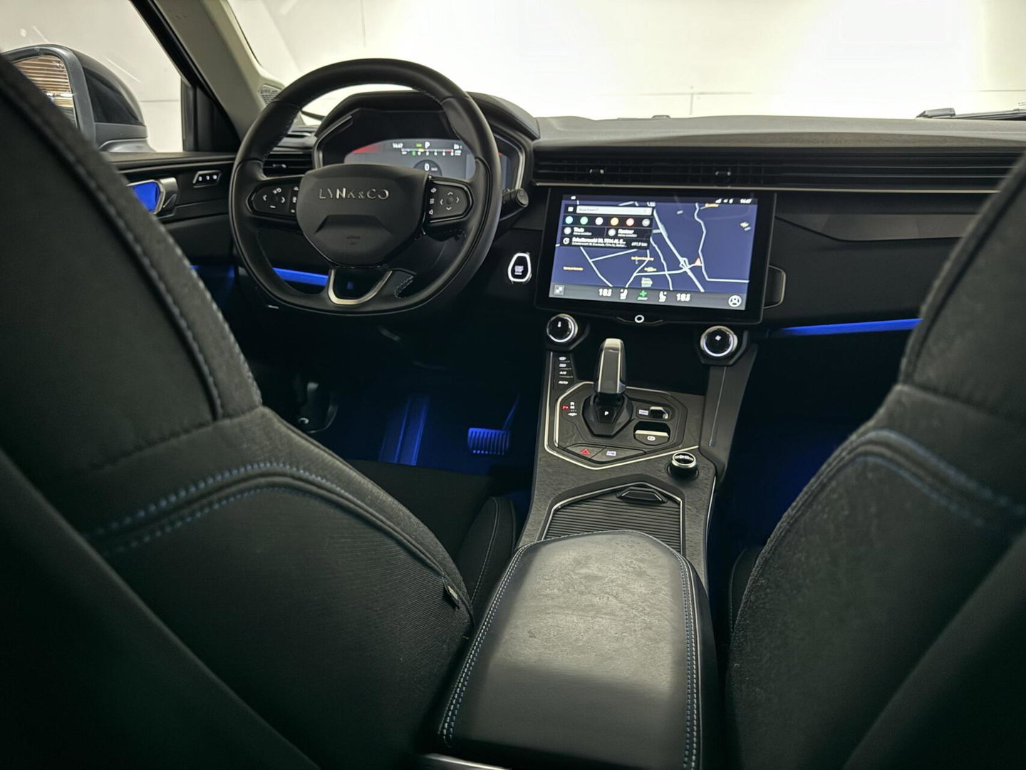 Lynk & Co 01 1.5 Plug-in Black Edition Pano Sfeer. CarPlay 360° Trekh.