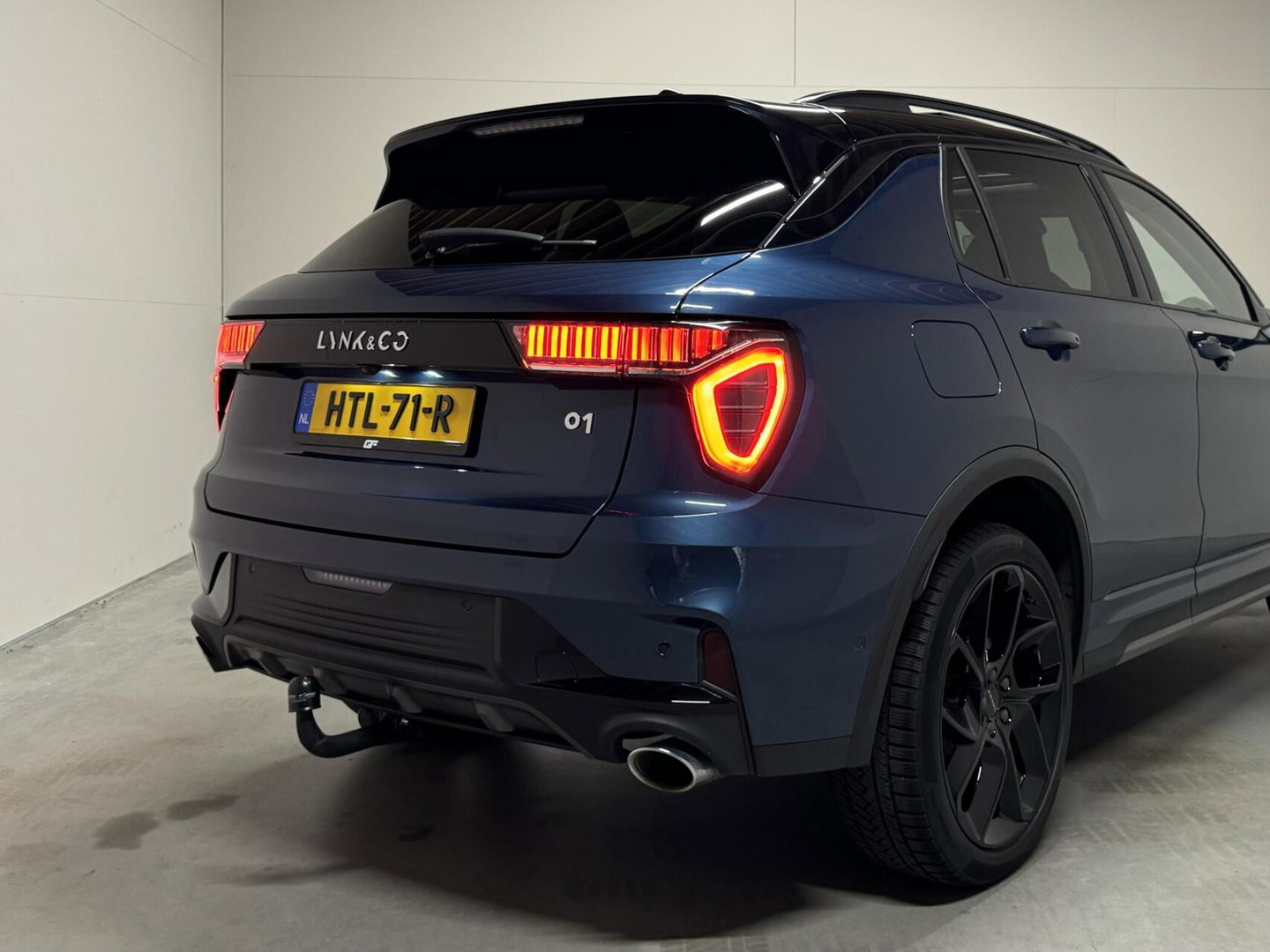 Lynk & Co 01 1.5 Plug-in Black Edition Pano Sfeer. CarPlay 360° Trekh.
