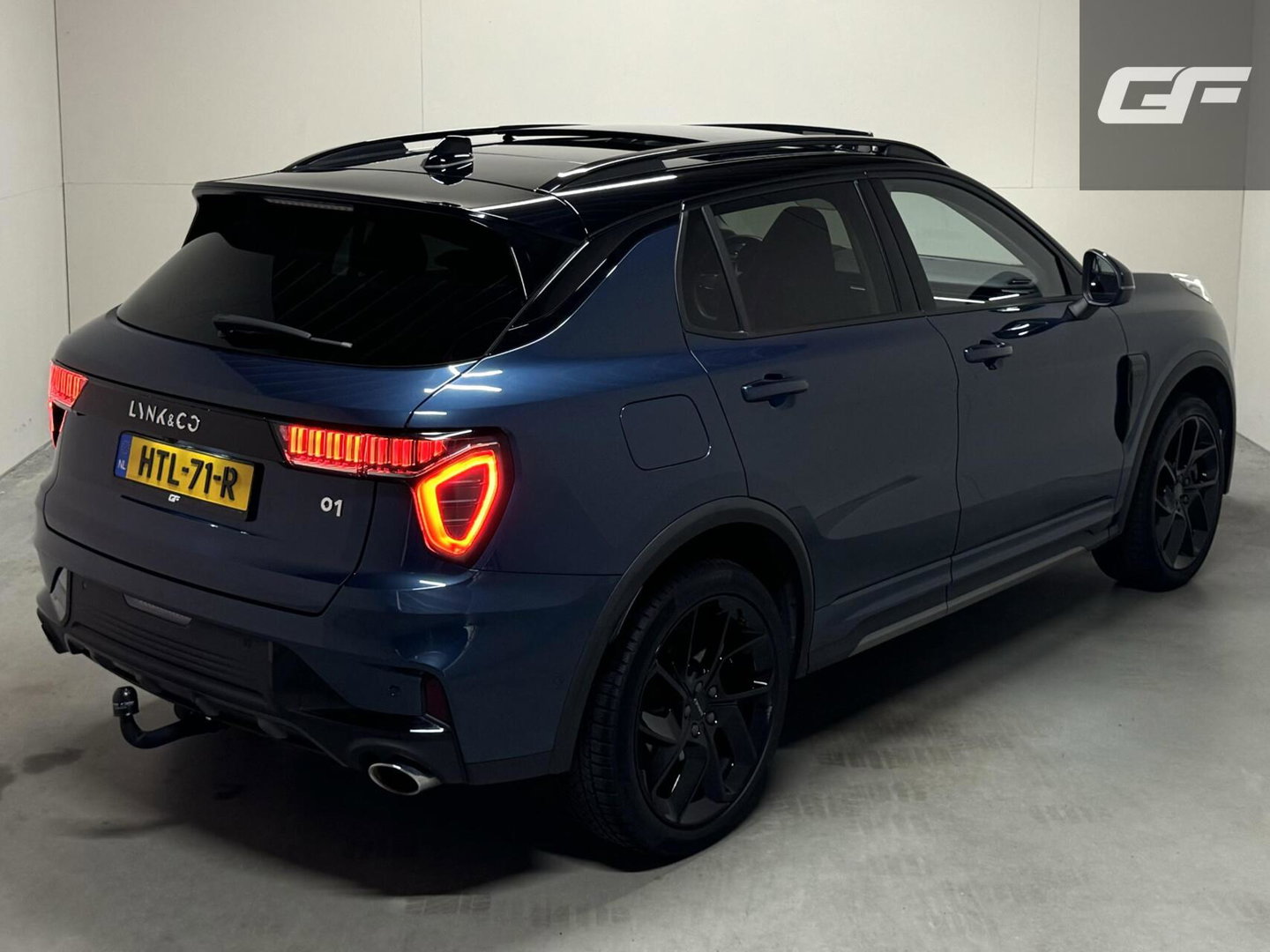 Lynk & Co 01 1.5 Plug-in Black Edition Pano Sfeer. CarPlay 360° Trekh.