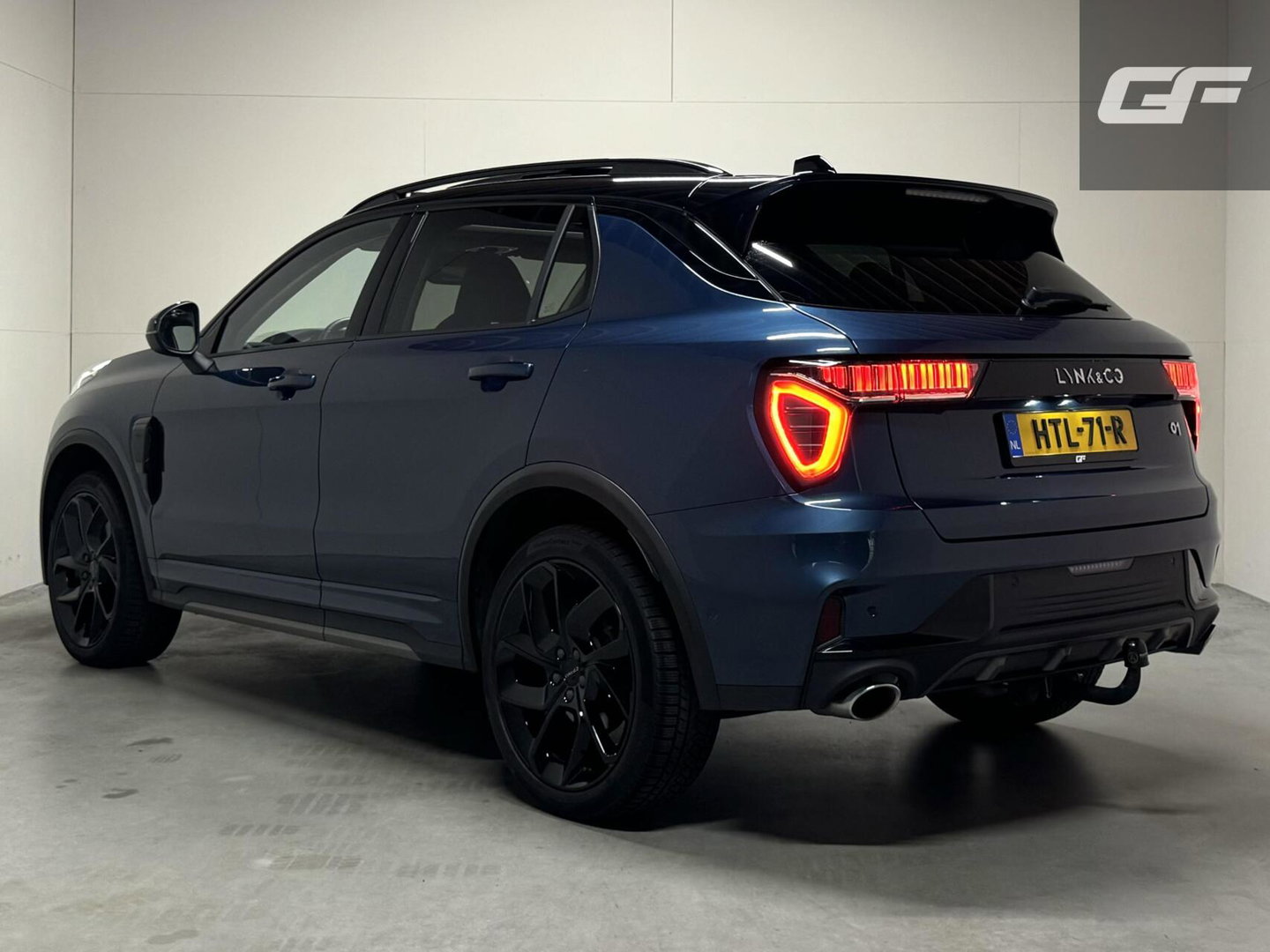 Lynk & Co 01 1.5 Plug-in Black Edition Pano Sfeer. CarPlay 360° Trekh.