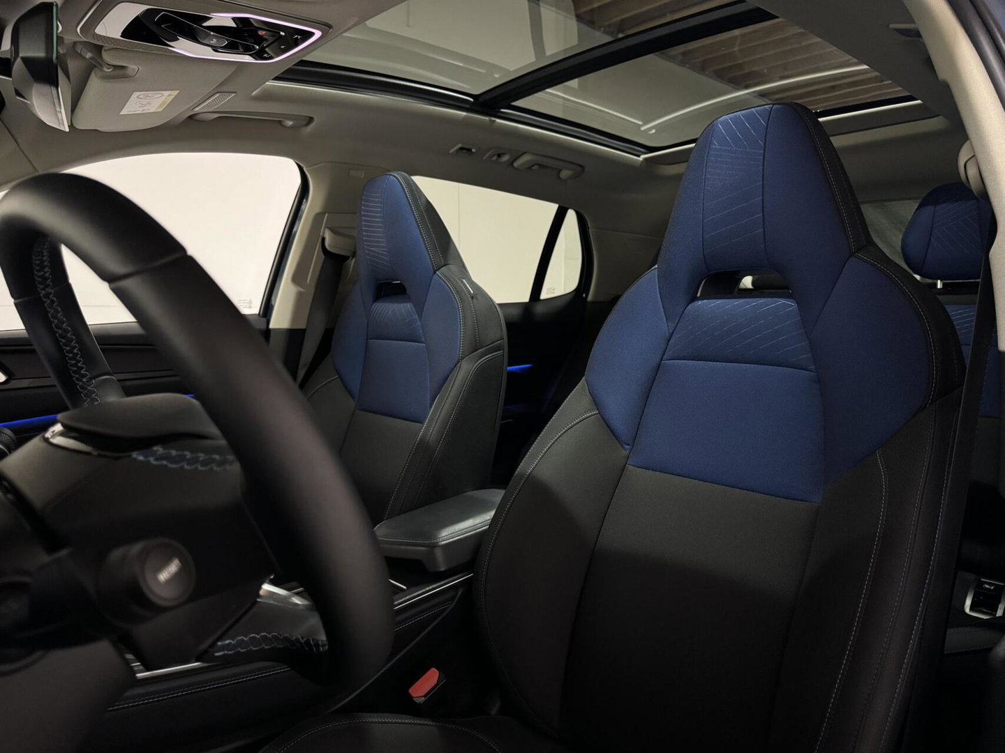Lynk & Co 01 1.5 Plug-in Black Edition Pano Sfeer. CarPlay 360° Trekh.