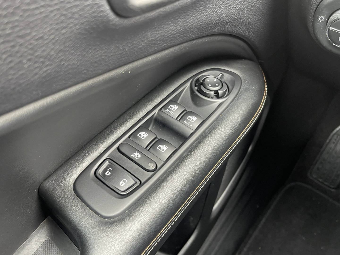 Jeep Compass 1.4 MultiAir Longitude | Apple Carplay | Origineel Nederlands | Cruise Control | Isofix | Lichtmetaal 17'' | Airconditioning |