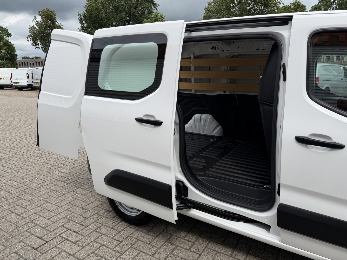 Peugeot Partner 1.2 PureTech Premium / benzine grijs kenteken / euro 6 / vaste prijs rijklaar € 11.750 ex btw / lease vanaf € 198 / airco / cruise / navi / raam in de schuifdeur / Apple Carplay Android auto
