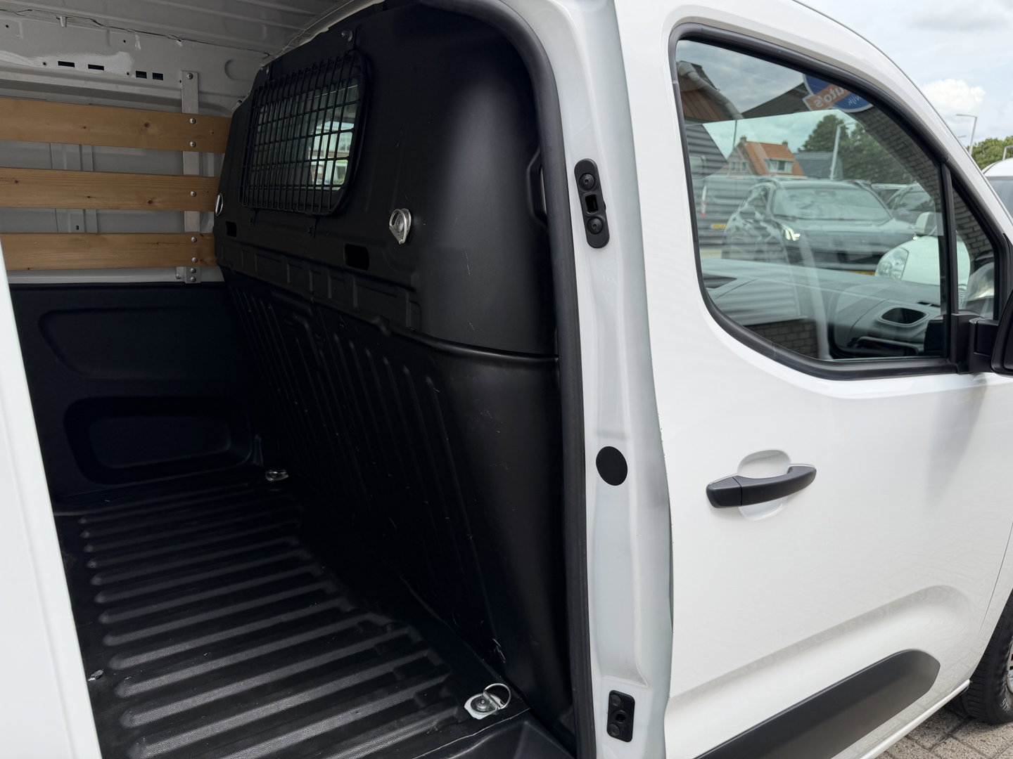 Peugeot Partner 1.2 PureTech Premium / benzine grijs kenteken / euro 6 / vaste prijs rijklaar € 11.750 ex btw / lease vanaf € 198 / airco / cruise / navi / raam in de schuifdeur / Apple Carplay Android auto