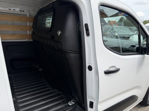 Peugeot Partner 1.2 PureTech Premium / benzine grijs kenteken / euro 6 / vaste prijs rijklaar € 11.750 ex btw / lease vanaf € 198 / airco / cruise / navi / raam in de schuifdeur / Apple Carplay Android auto