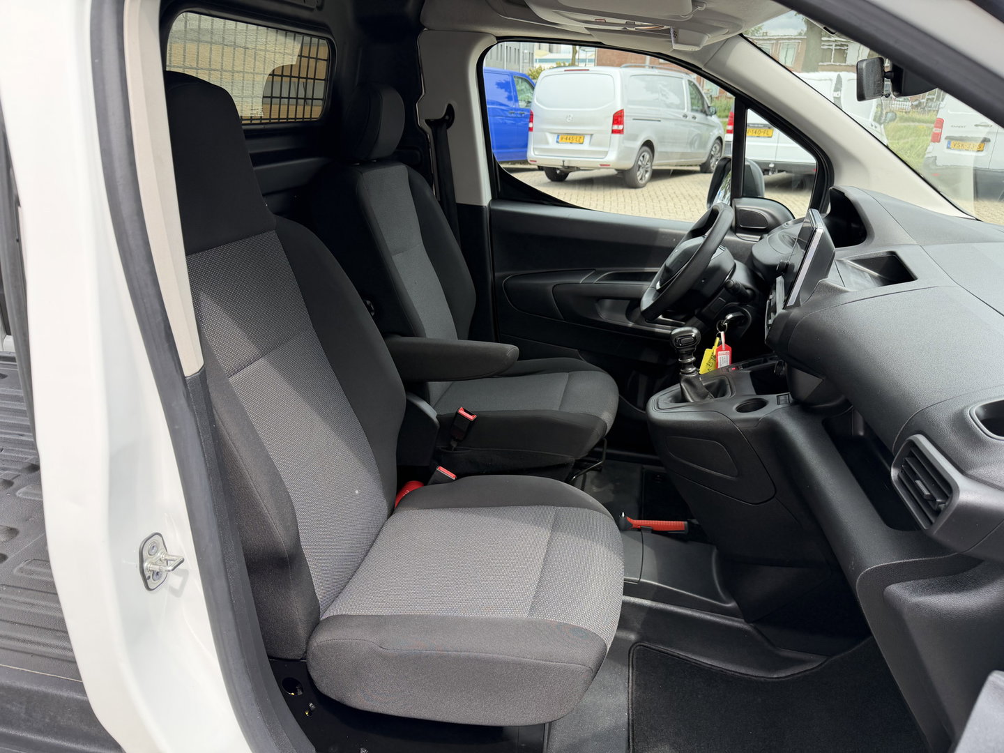 Peugeot Partner 1.2 PureTech Premium / benzine grijs kenteken / euro 6 / vaste prijs rijklaar € 11.750 ex btw / lease vanaf € 198 / airco / cruise / navi / raam in de schuifdeur / Apple Carplay Android auto