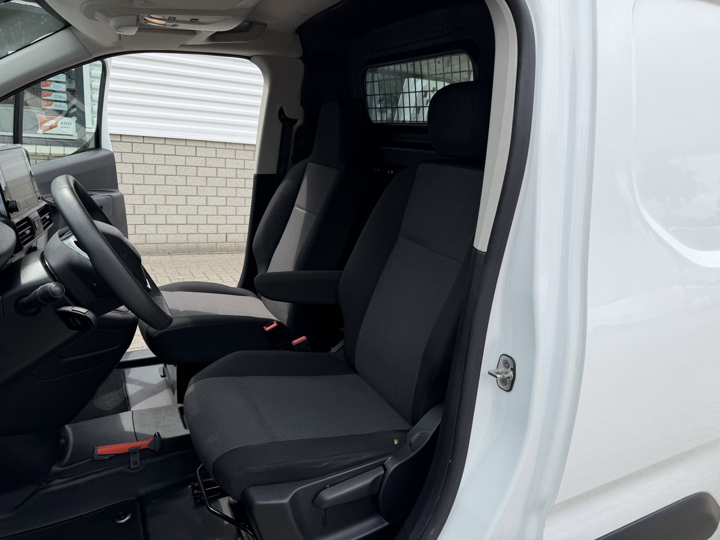Peugeot Partner 1.2 PureTech Premium / benzine grijs kenteken / euro 6 / vaste prijs rijklaar € 11.750 ex btw / lease vanaf € 198 / airco / cruise / navi / raam in de schuifdeur / Apple Carplay Android auto