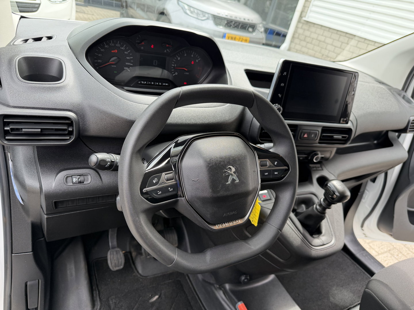 Peugeot Partner 1.2 PureTech Premium / benzine grijs kenteken / euro 6 / vaste prijs rijklaar € 11.750 ex btw / lease vanaf € 198 / airco / cruise / navi / raam in de schuifdeur / Apple Carplay Android auto