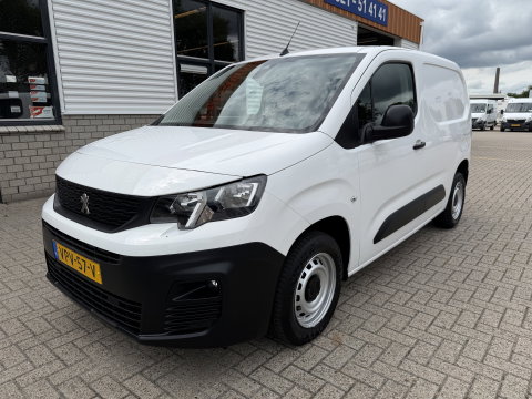 Peugeot Partner 1.2 PureTech Premium / benzine grijs kenteken / euro 6 / vaste prijs rijklaar € 11.750 ex btw / lease vanaf € 198 / airco / cruise / navi / raam in de schuifdeur / Apple Carplay Android auto