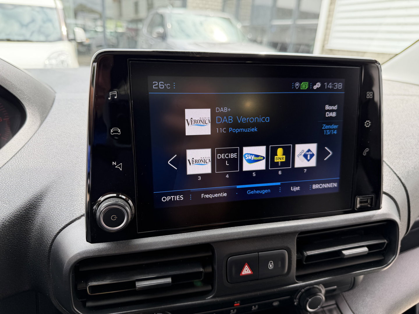 Peugeot Partner 1.2 PureTech Premium / benzine grijs kenteken / euro 6 / vaste prijs rijklaar € 11.750 ex btw / lease vanaf € 198 / airco / cruise / navi / raam in de schuifdeur / Apple Carplay Android auto