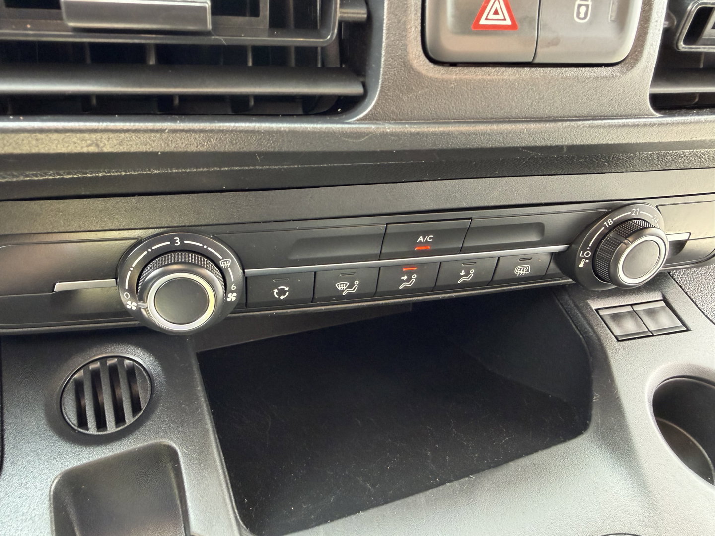 Peugeot Partner 1.2 PureTech Premium / benzine grijs kenteken / euro 6 / vaste prijs rijklaar € 11.750 ex btw / lease vanaf € 198 / airco / cruise / navi / raam in de schuifdeur / Apple Carplay Android auto