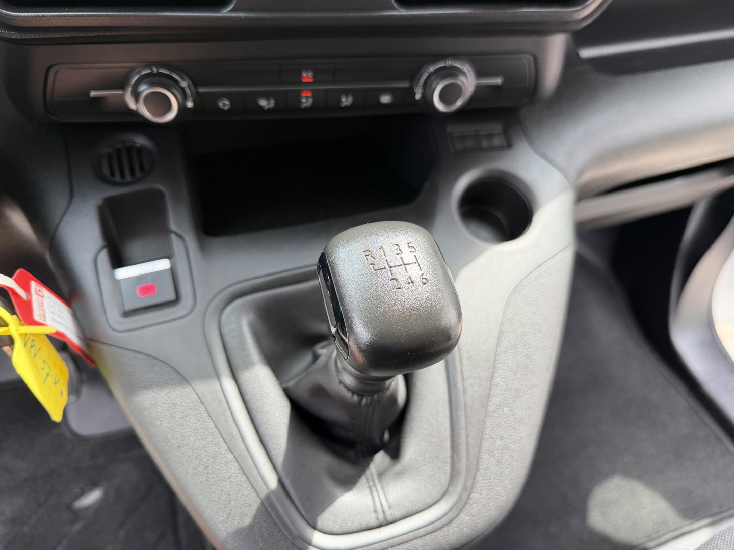 Peugeot Partner 1.2 PureTech Premium / benzine grijs kenteken / euro 6 / vaste prijs rijklaar € 11.750 ex btw / lease vanaf € 198 / airco / cruise / navi / raam in de schuifdeur / Apple Carplay Android auto
