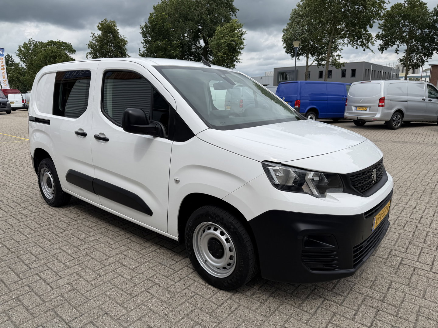 Peugeot Partner 1.2 PureTech Premium / benzine grijs kenteken / euro 6 / vaste prijs rijklaar € 11.750 ex btw / lease vanaf € 198 / airco / cruise / navi / raam in de schuifdeur / Apple Carplay Android auto