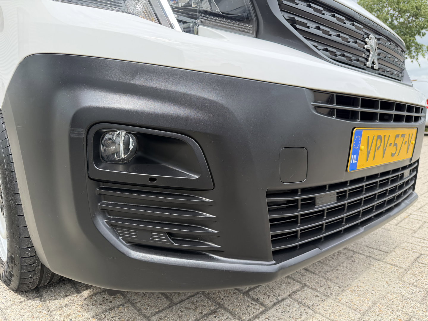 Peugeot Partner 1.2 PureTech Premium / benzine grijs kenteken / euro 6 / vaste prijs rijklaar € 11.750 ex btw / lease vanaf € 198 / airco / cruise / navi / raam in de schuifdeur / Apple Carplay Android auto