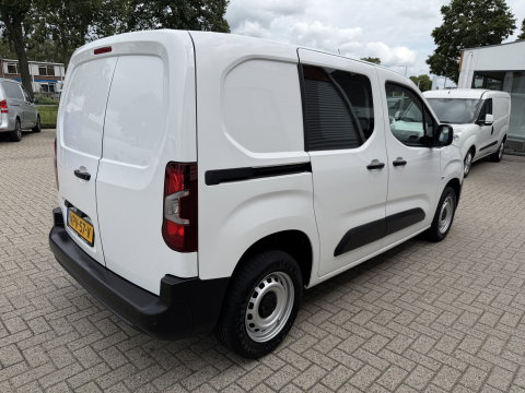 Peugeot Partner 1.2 PureTech Premium / benzine grijs kenteken / euro 6 / vaste prijs rijklaar € 11.750 ex btw / lease vanaf € 198 / airco / cruise / navi / raam in de schuifdeur / Apple Carplay Android auto