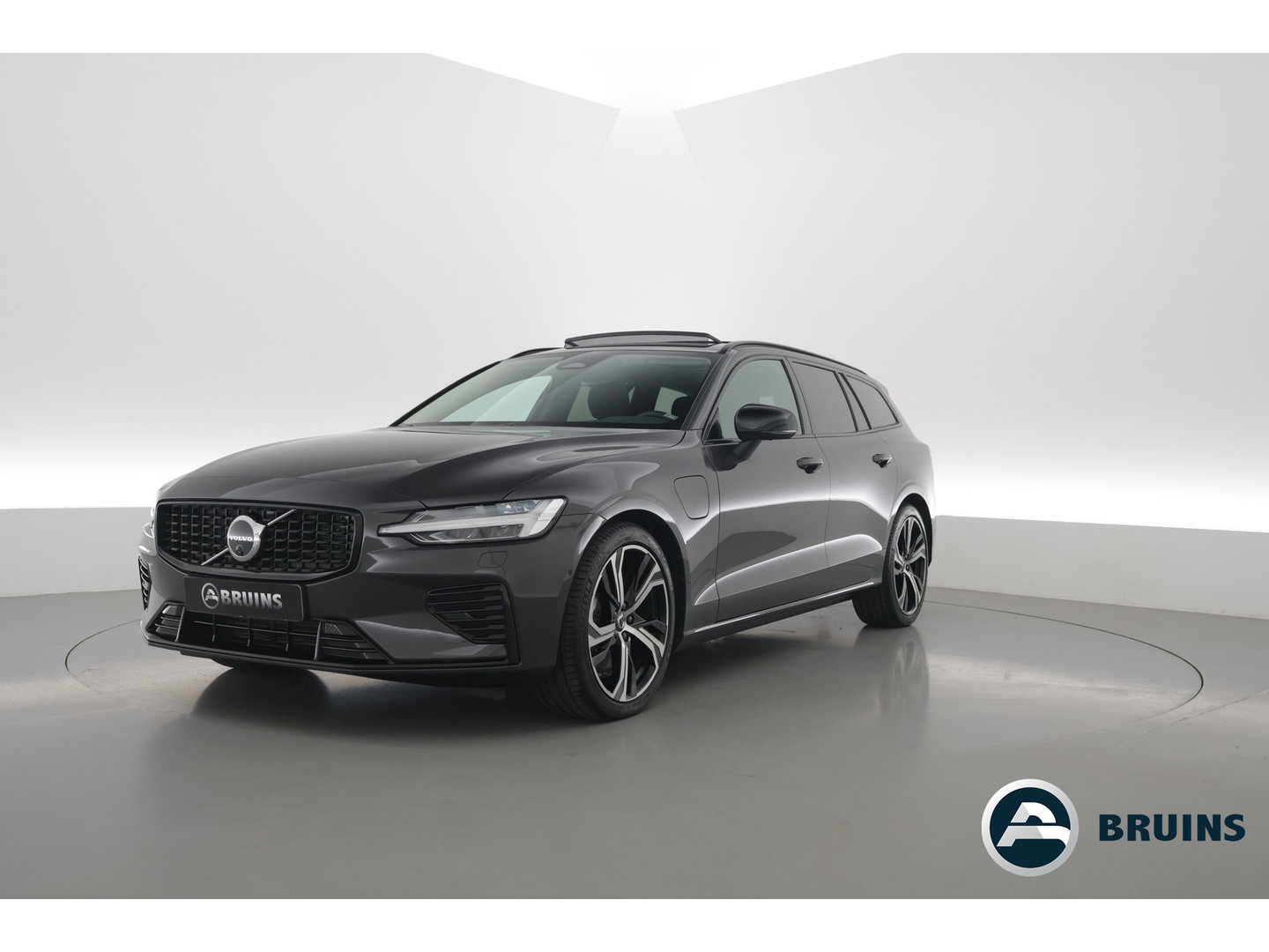 Volvo V60 2.0 T6 Plug-in hybrid AWD Plus Dark | SOH 98,2 % | Pano-dak | 360 camera | Trekhaak | Harman/ Kardon |
