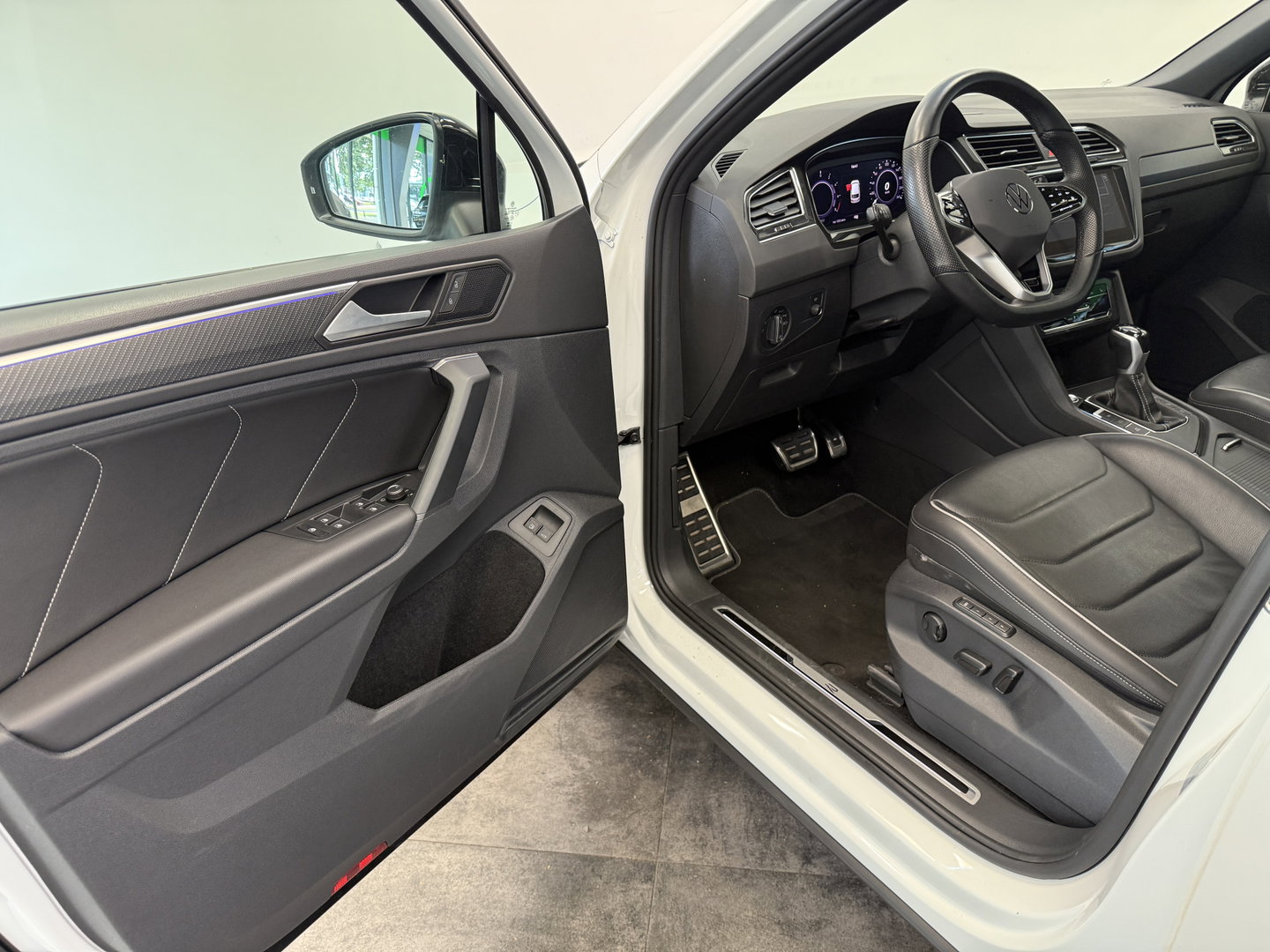 Volkswagen Tiguan 1.4 TSI eHybrid R-Line Business Leder Panoramadak IQ-light Elec.Trekhaak!