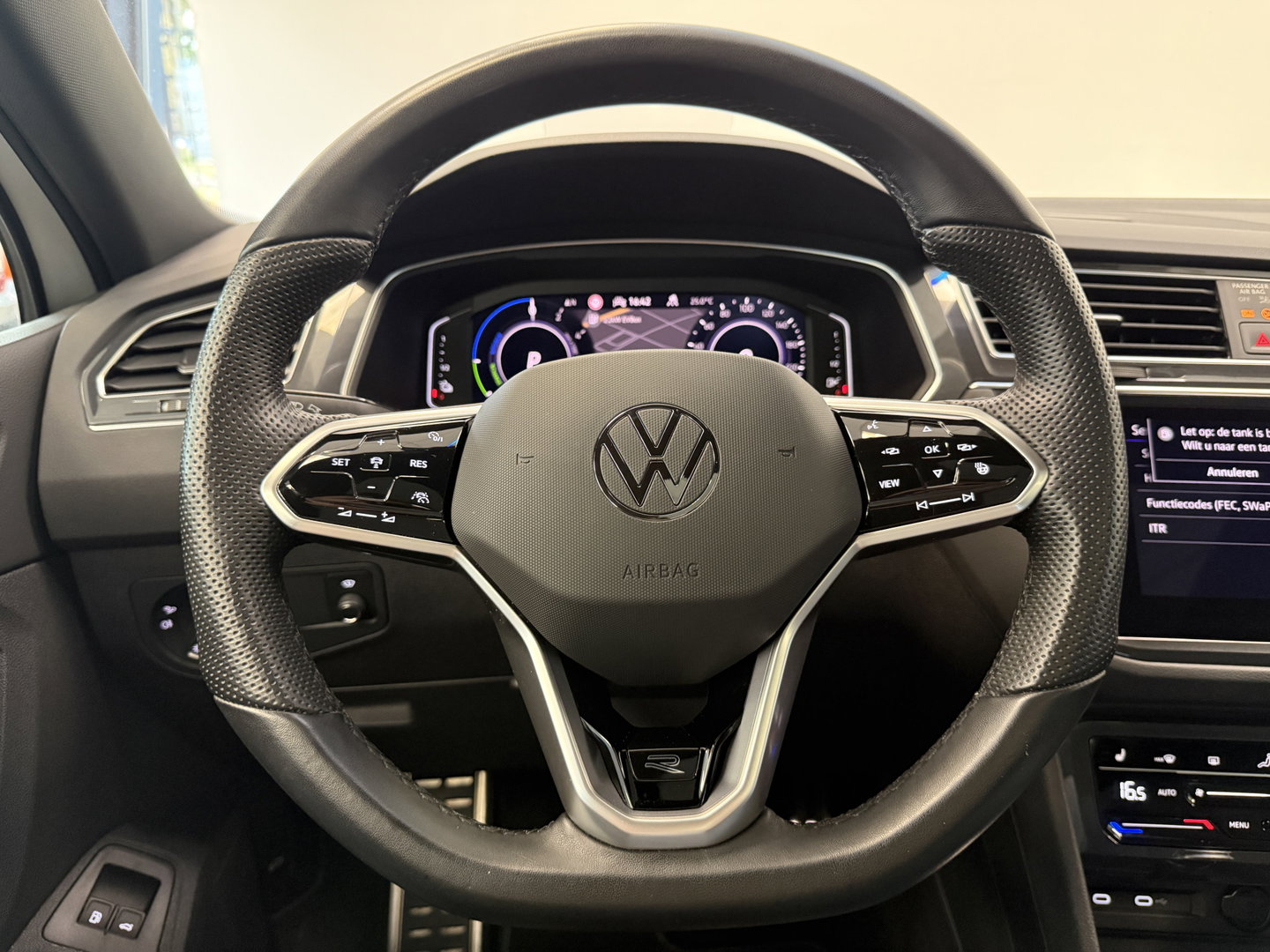 Volkswagen Tiguan 1.4 TSI eHybrid R-Line Business Leder Panoramadak IQ-light Elec.Trekhaak!