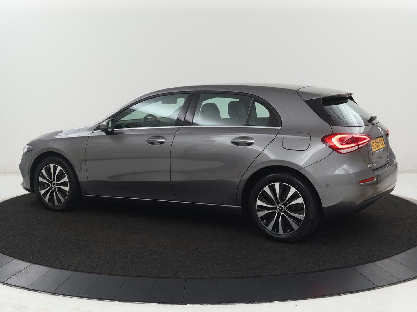 Mercedes-Benz A-Klasse 250e Style | SOH 92% | Stoelverwarming | Sfeerverlichting | Keyless | Camera | Navigatie | Widescreen | Half leder | Side Assist | Climate control | Bluetooth | PHEV | Plug In