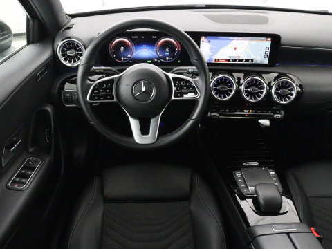 Mercedes-Benz A-Klasse 250e Style | SOH 92% | Stoelverwarming | Sfeerverlichting | Keyless | Camera | Navigatie | Widescreen | Half leder | Side Assist | Climate control | Bluetooth | PHEV | Plug In