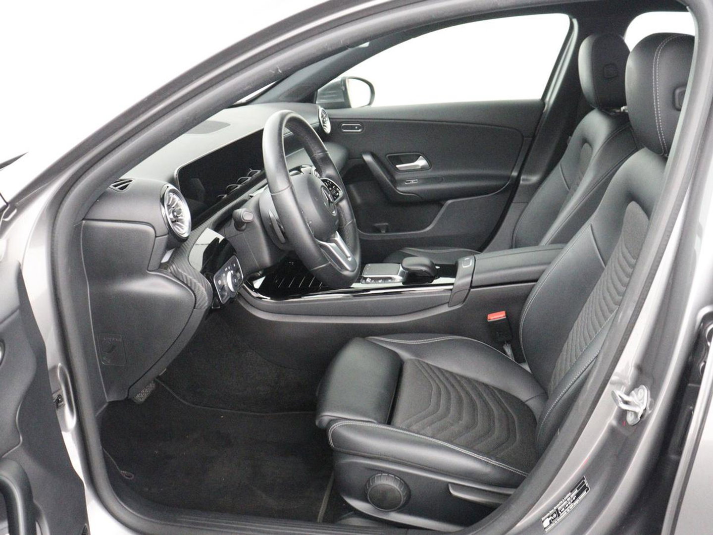 Mercedes-Benz A-Klasse 250e Style | SOH 92% | Stoelverwarming | Sfeerverlichting | Keyless | Camera | Navigatie | Widescreen | Half leder | Side Assist | Climate control | Bluetooth | PHEV | Plug In