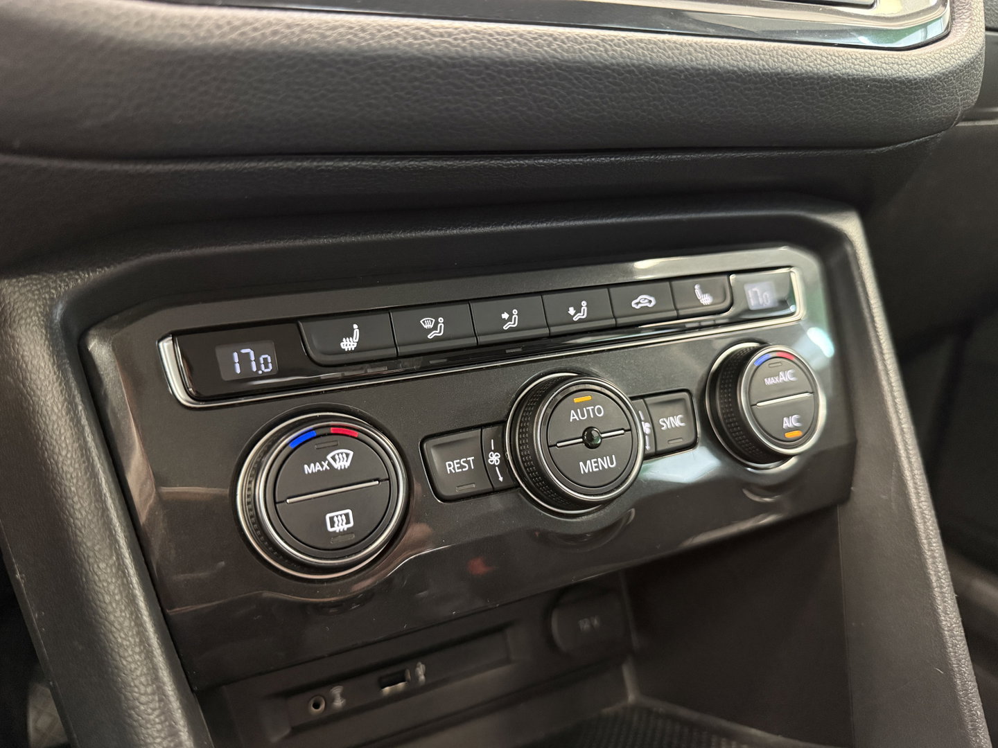 Volkswagen Tiguan 1.4 TSI ACT Highline Trekhaak Stoelverwarming Navigatie 24 Maanden garantie* (Vraag naar de voorwaarden)