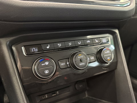 Volkswagen Tiguan 1.4 TSI ACT Highline Trekhaak Stoelverwarming Navigatie 24 Maanden garantie* (Vraag naar de voorwaarden)