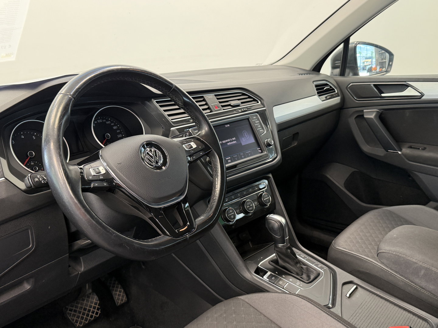 Volkswagen Tiguan 1.4 TSI ACT Highline Trekhaak Stoelverwarming Navigatie 24 Maanden garantie* (Vraag naar de voorwaarden)